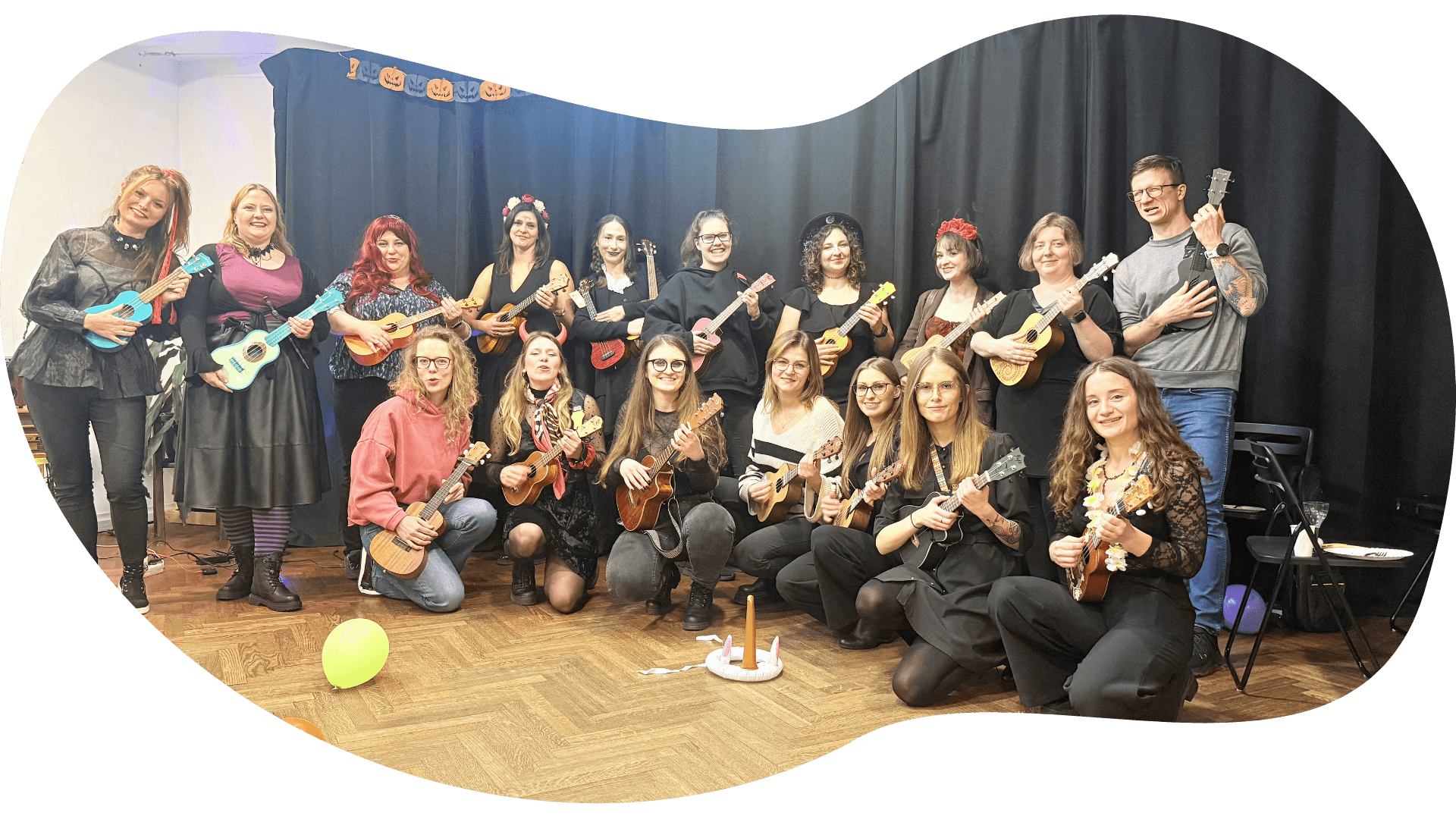 Zdjęcie z halloween grupowe z zajęć ukulele dziekizadzwieki w ramce