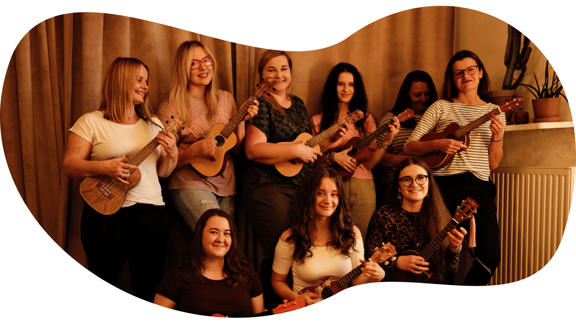 Zdjęcie grupowe z zajęć ukulele w ramce