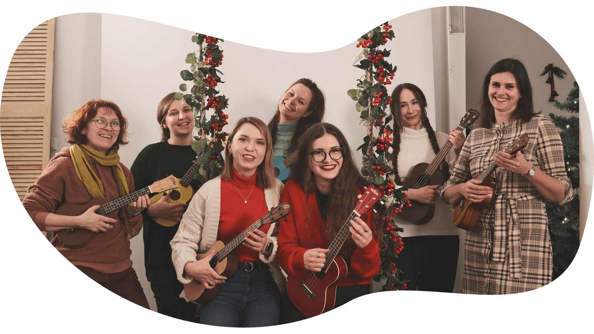 Zdjęcie mikołajkowe grupowe z zajęć ukulele dziekizadzwieki w ramce