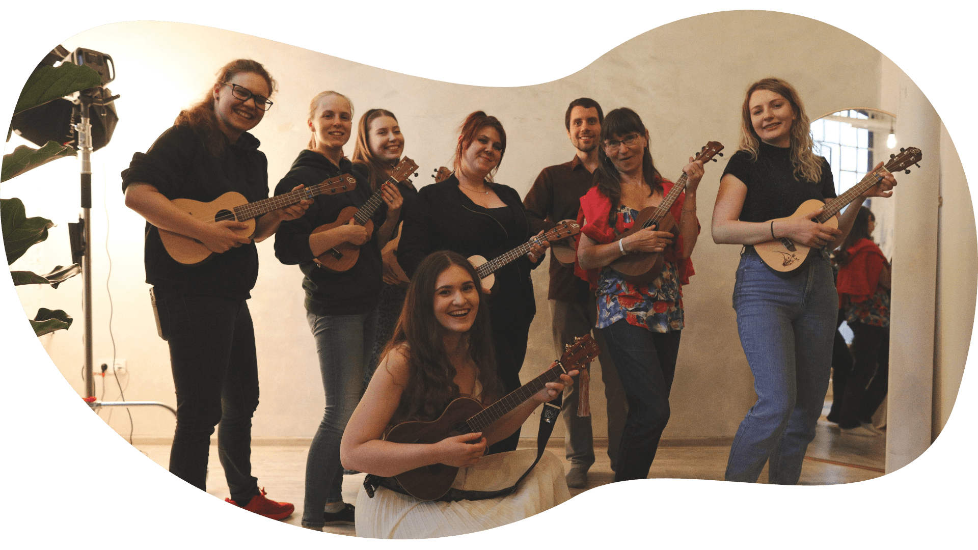 Zdjęcie grupowe z zajęć ukulele w ramce